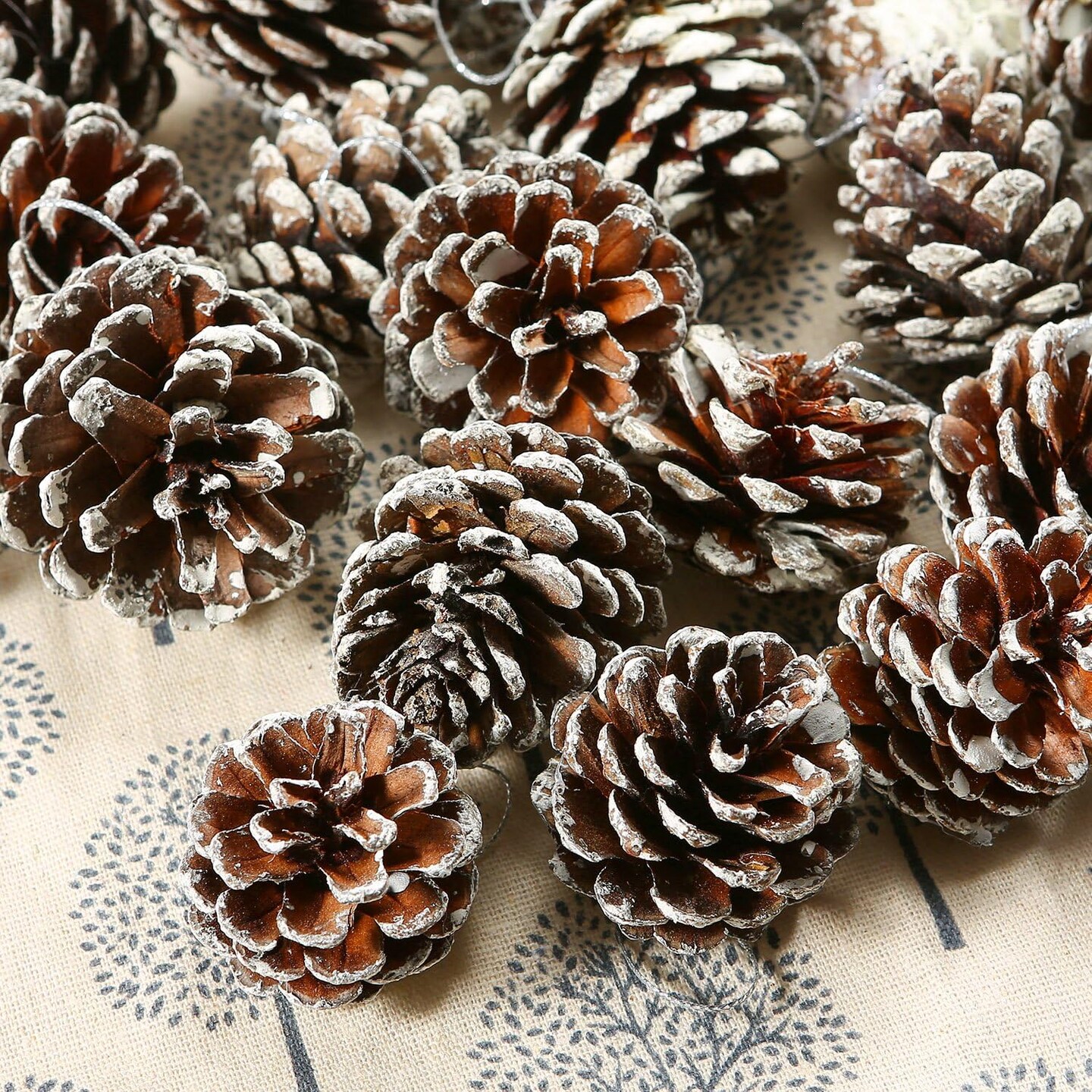 24 Pieces Christmas Pine Cones Ornament Natural PineCones with String Pendant Crafts for Gift Tag Christmas Tree Party Hanging Decoration (Snow)