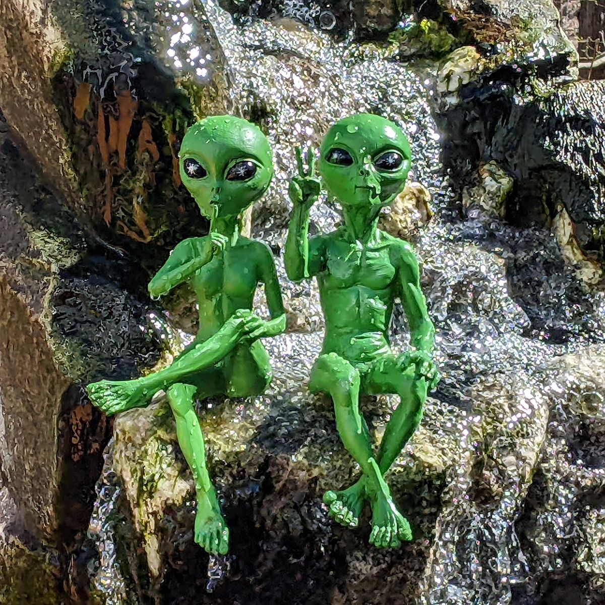 Alien Invasion Ledge Loungers “Peace and Quiet” 10″ H UFO