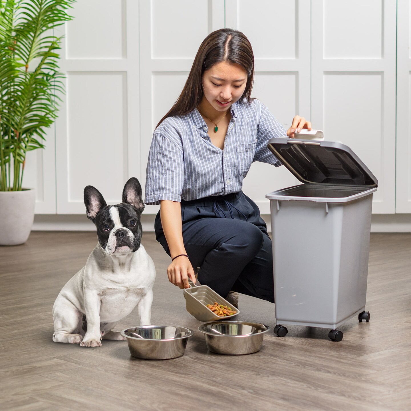 IRIS USA Dog Food Storage Container with Wheels, 2-Cup Scoop, Gray/Dark Gray