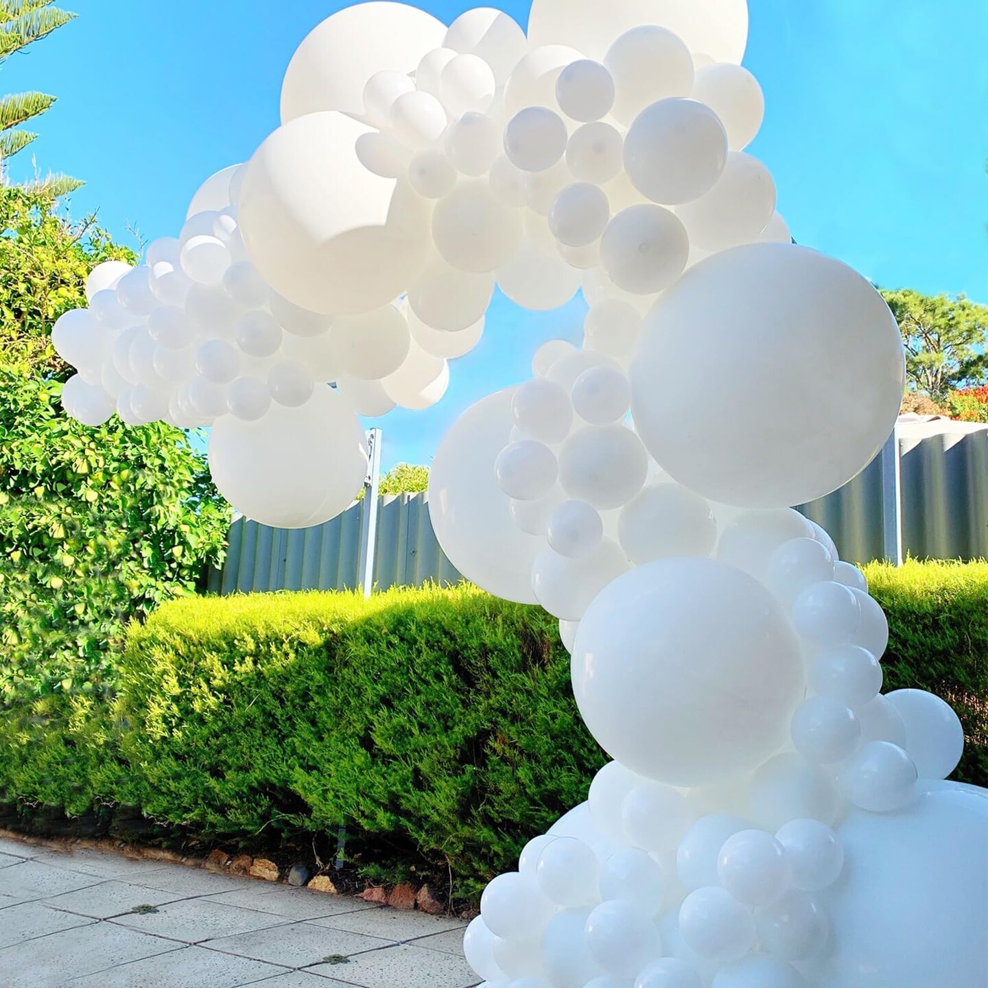 135pcs White Balloons Different Sizes 18&#x22; 12&#x22; 10&#x22; 5&#x22; White Latex Balloon Garland Arch Kit for Boys Girls Birthday Baby Shower Wedding Anniversary Graduation Party Decorations (03-White)