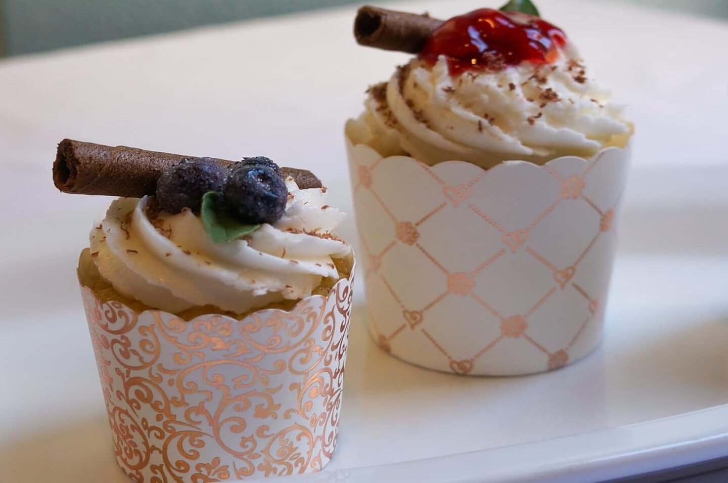 50-Pack Paper Baking Cups, Greaseproof Disposable Cupcake Muffin Liners (Large, Rose Gold Grid)