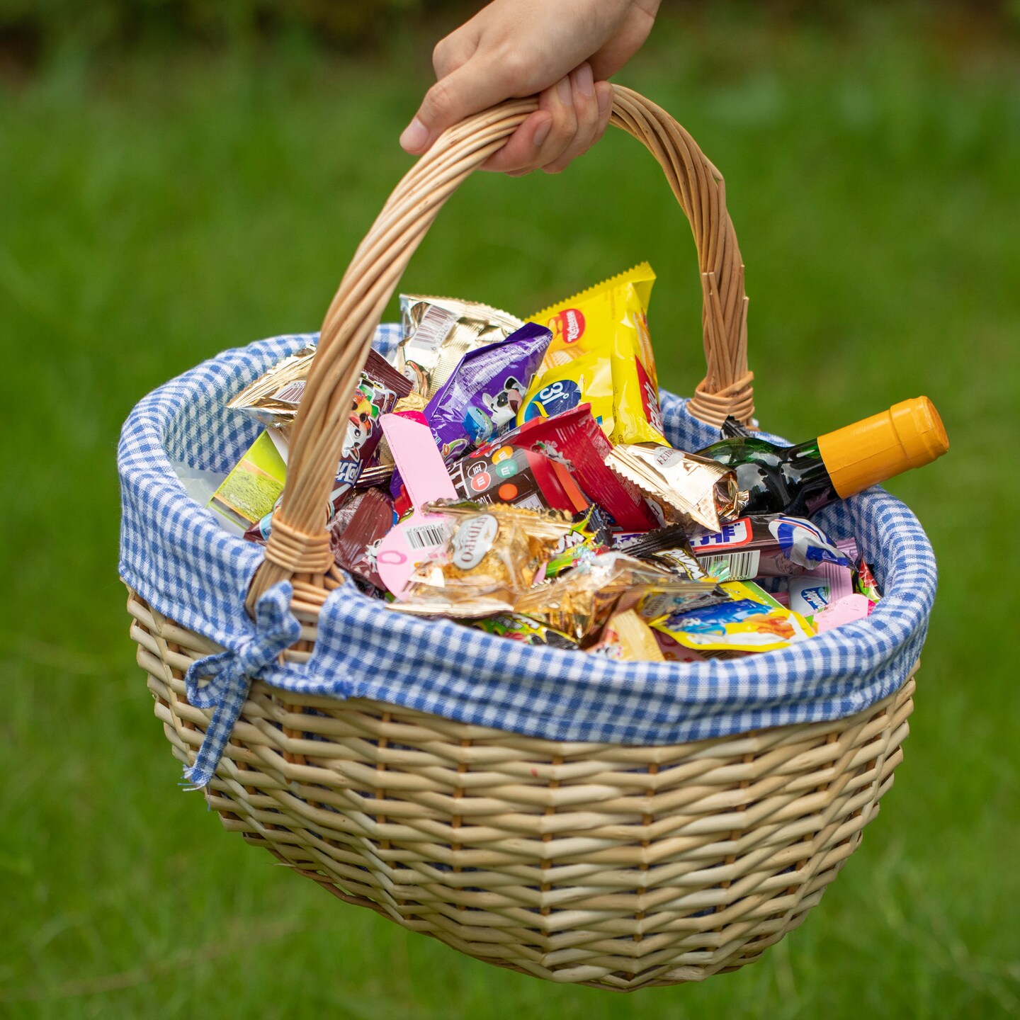 Wickerwise Picnic Basket with Handle, and Washable Plaid Liner - Ideal for Outdoor Adventures, Photoshoots and Home Décor - Perfect Gift Basket for Weddings and Holidays like Halloween