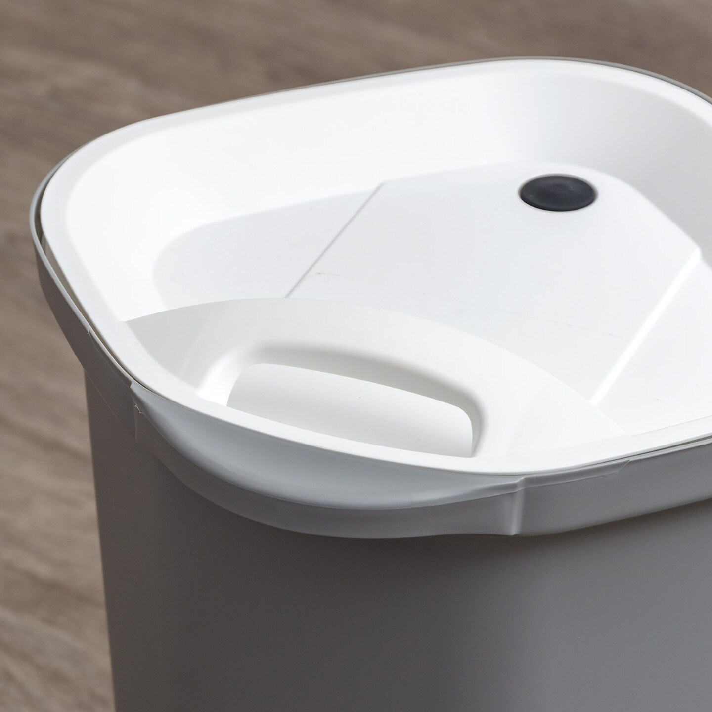 IRIS USA 25Lb/30Qt WeatherPro Airtight Pet Food Storage Container with Scoop and Casters