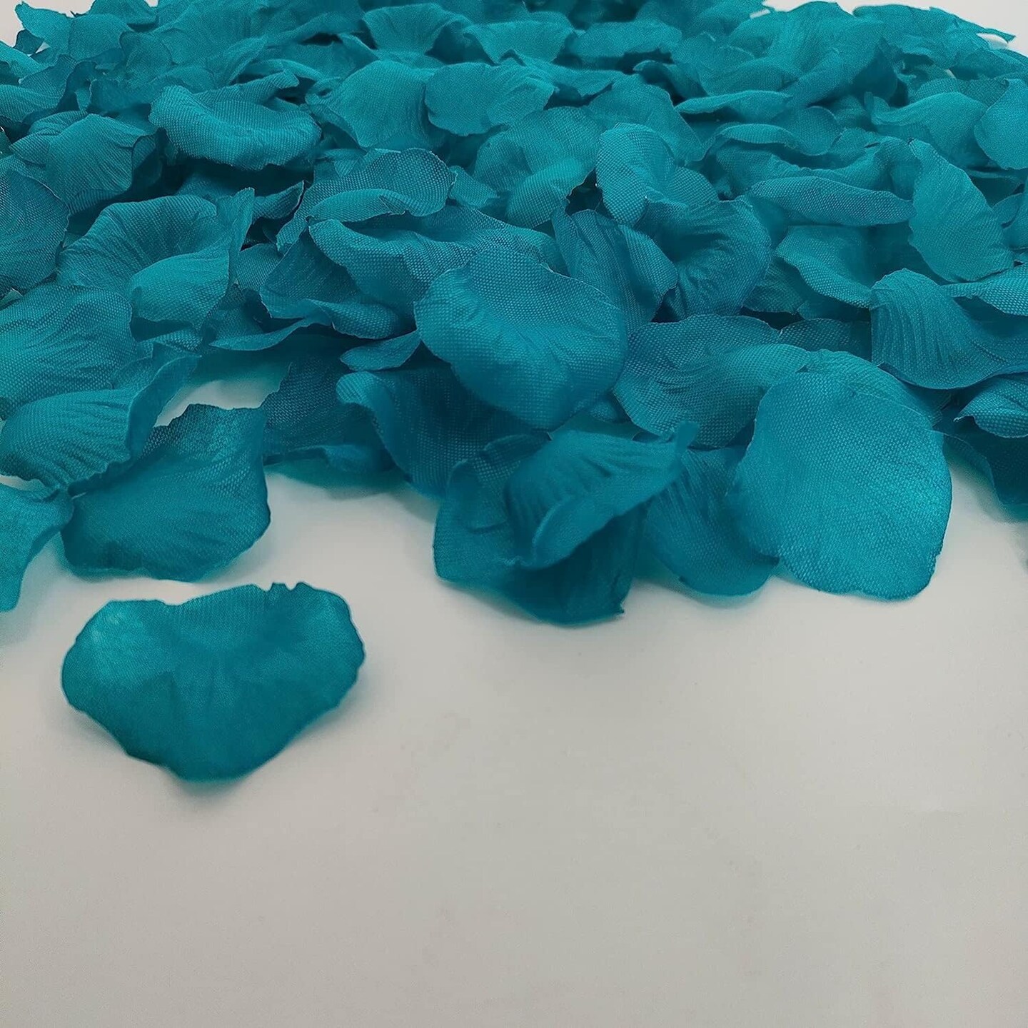 Turquoise Rose Petals for Wedding, 5000 Pcs Turquoise Faux Silk Rose Petals for Romantic Night for Her Set,2.3&#x27;&#x27;Teal Turquoise Blue Artificial Fake Flower Petals for Decorations