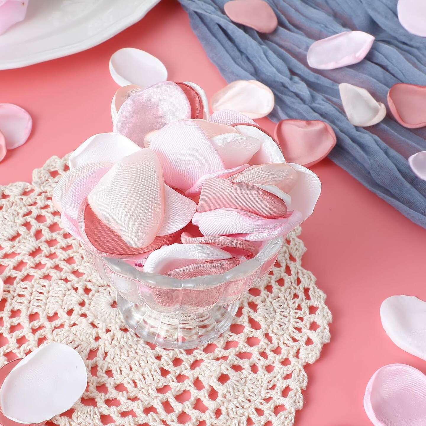 200 Pcs Artificial Silk Rose Petals, Bulk Silk Flower Petals for Wedding Decor Basket Wedding Aisle Runner Bridal Shower Valentine&#x27;s Day Romantic Night Decoration