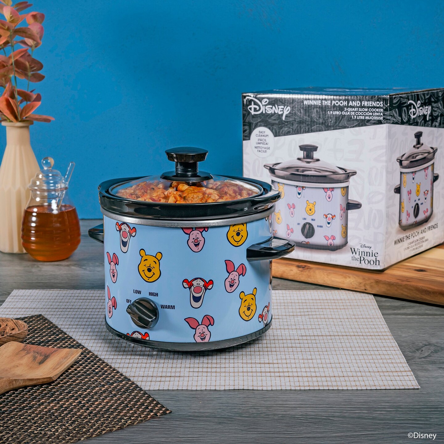 Uncanny Brands Disney Winnie the Pooh and Friends 2-Qt Slow Cooker