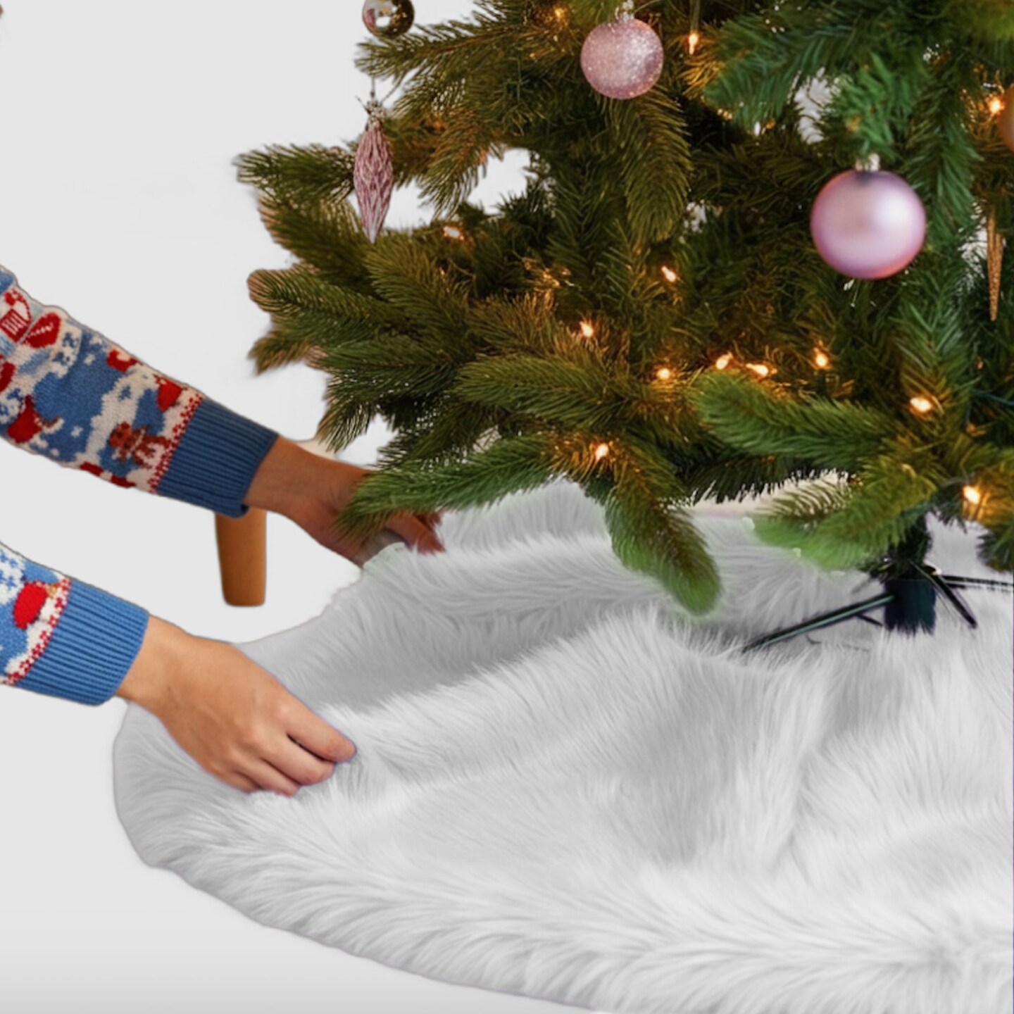 FabricLA 40&#x22; White Faux Fur Christmas Tree Skirt - Fluffy Plush Tree Skirt (101cm) for Holiday Decorations