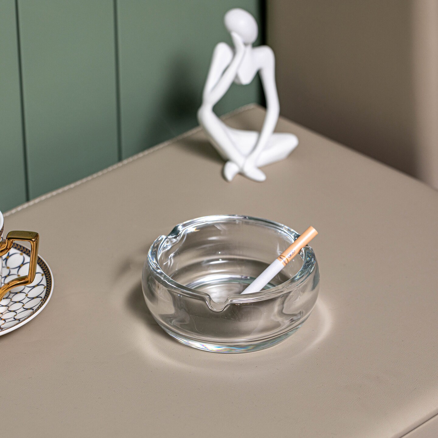 Basicwise Elegant Glass Round Portable and Modern Ashtray - Perfect for Smokers and as a Decorative Accent for Home, Office, Porch or Patio - Cigarette Holder for Both Indoor and Outdoor Use