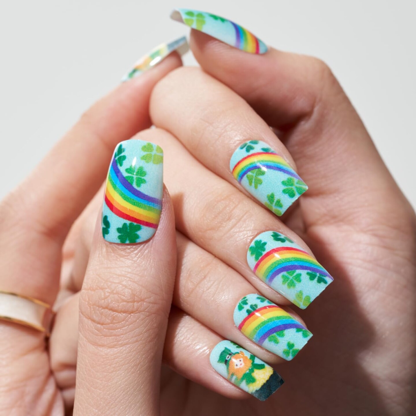 Green Press on Nail Medium Square, Fall Lucky Clover Fake Nail Short with Four Leaf Design for St.Patrick Day, Glitter Gloss Gel Glue on Nail Kit, Rainbow Acrylic Stick on False Nail