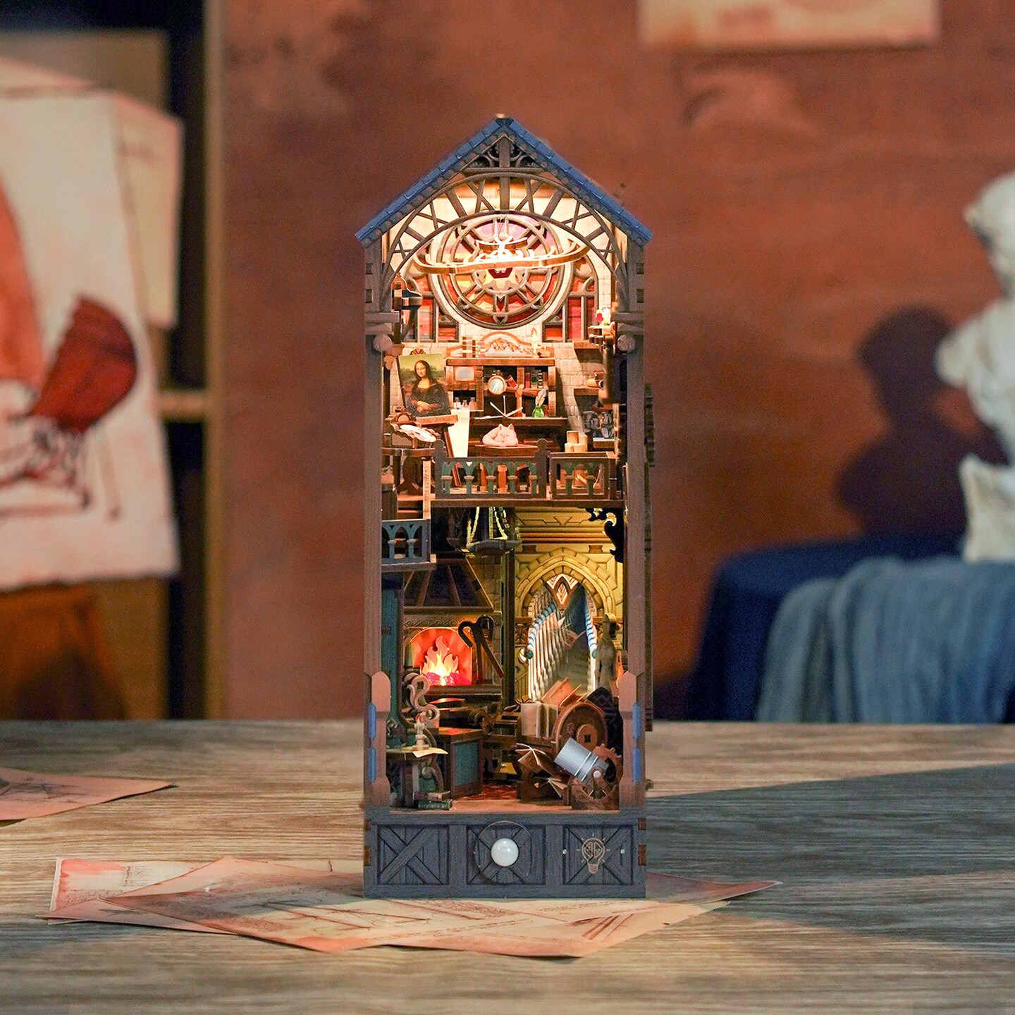 DIY Book Nook Kit - Leonardo da Vinci w/ Dust Cover