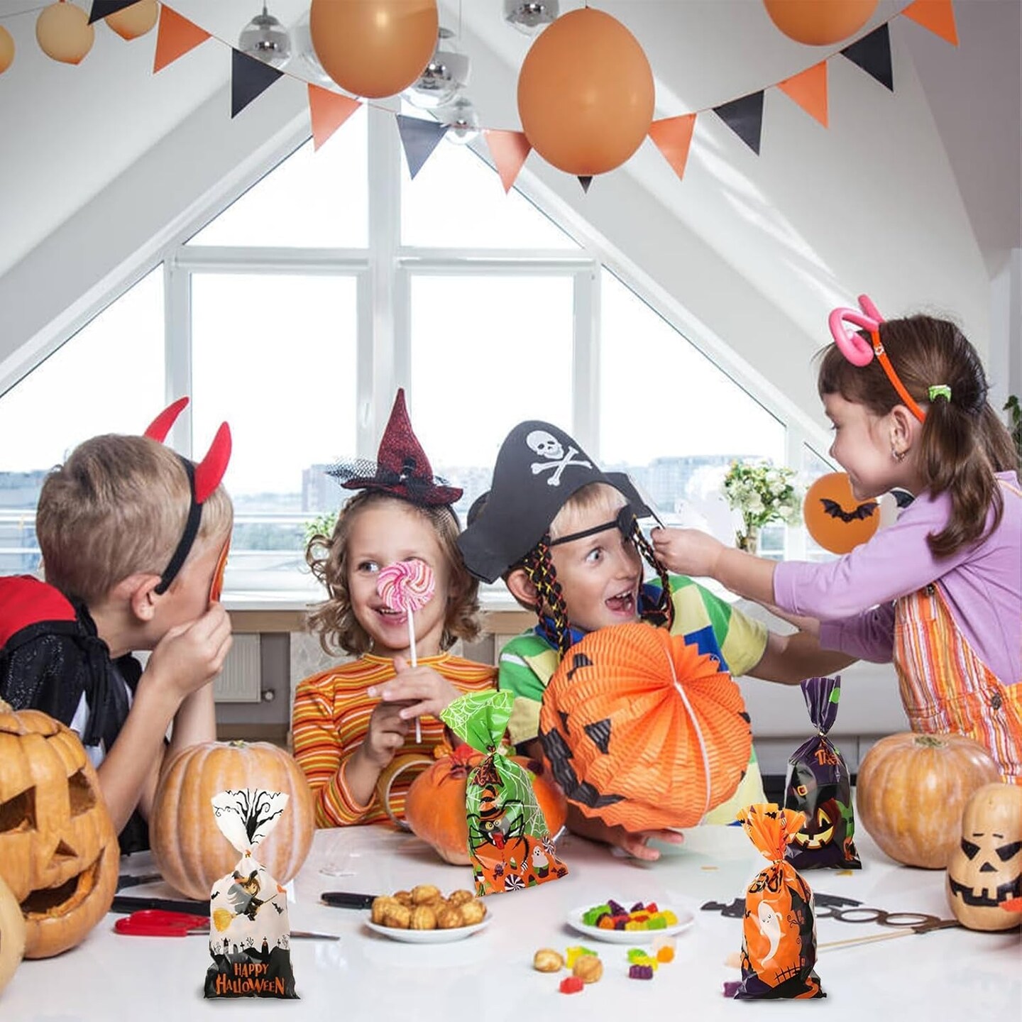 160PCS Halloween Cellophane Treat Bags, Plastic Goodie Candy Bag Goody Snack Sweet Bags with Twist Ties for Halloween Party Favor Supply&#xFF08;4 Style&#xFF09;