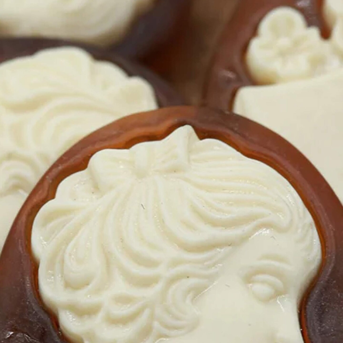 1 Cameo Button Brown Background with Ivory Silhouette & Removable Shank Loop