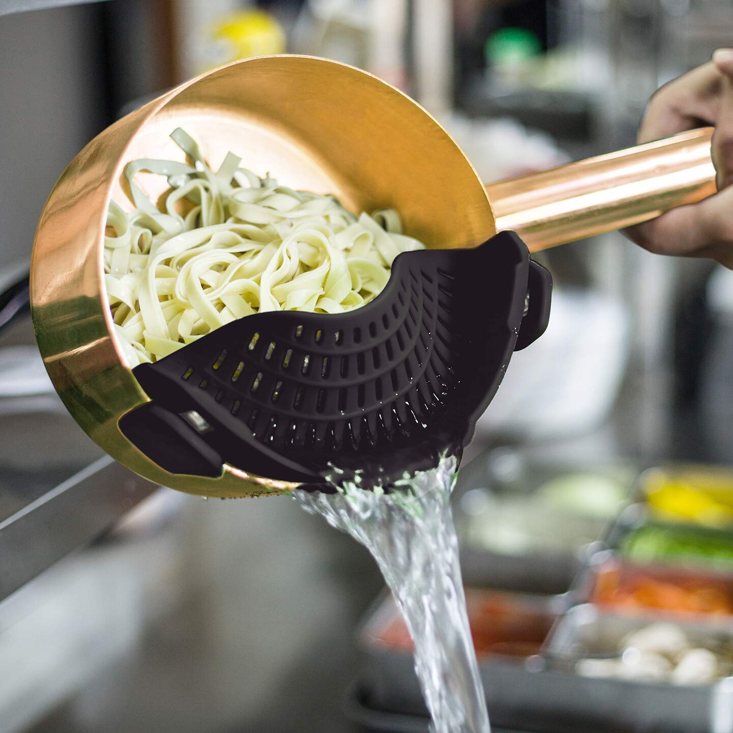 Clip On Strainer Silicone for All Pots and Pans, Pasta Strainer Clip on Food Strainer for Meat Vegetables Fruit Silicone Kitchen Colander