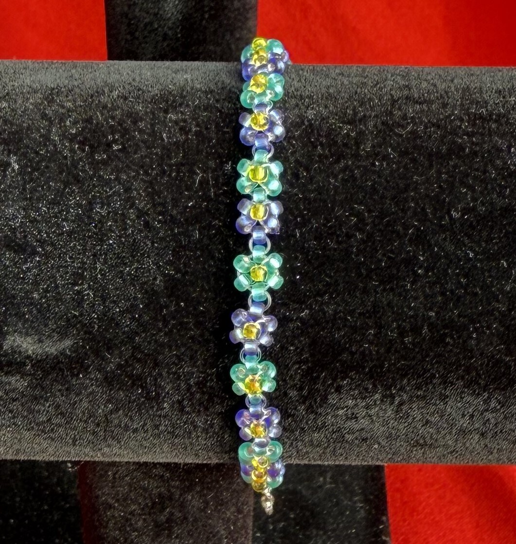 Daisy Beaded Bracelet | MakerPlace by Michaels
