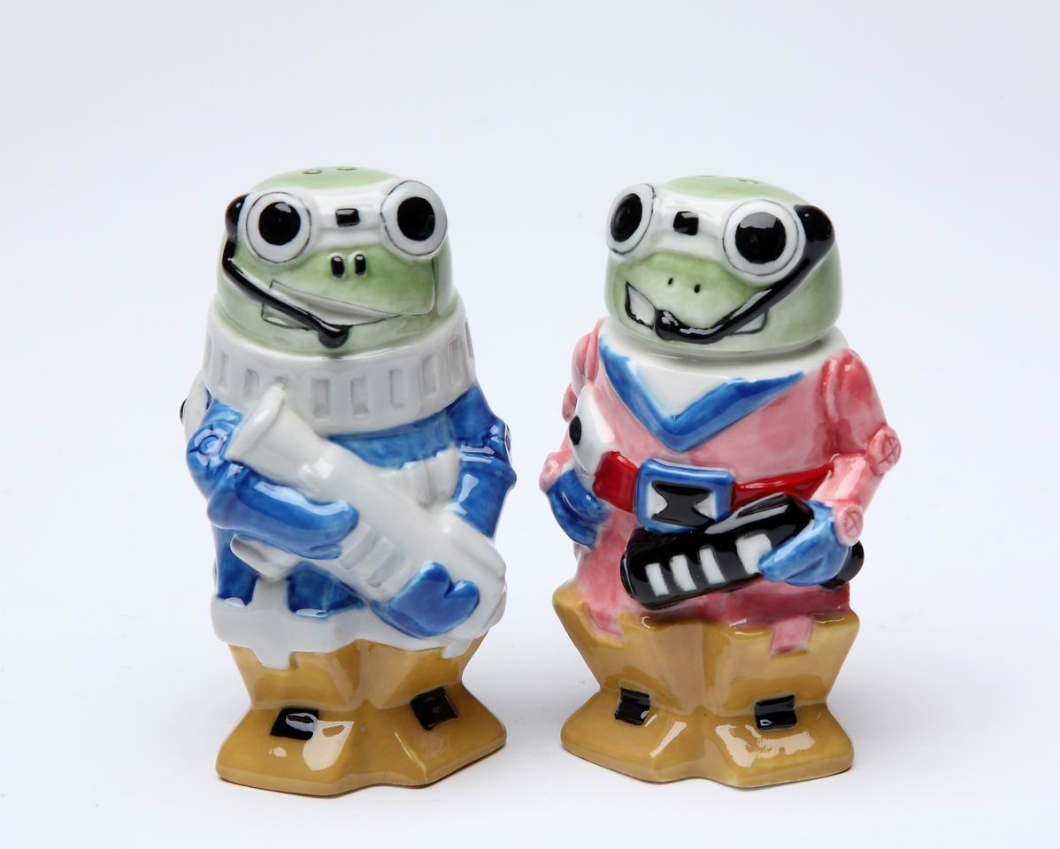 Ceramic Robot Frog Salt &#x26; Pepper Shakers, Home D&#xE9;cor, Gift for Her, Mom, Spring D&#xE9;cor, Cottagecore, Nature Lover Gift