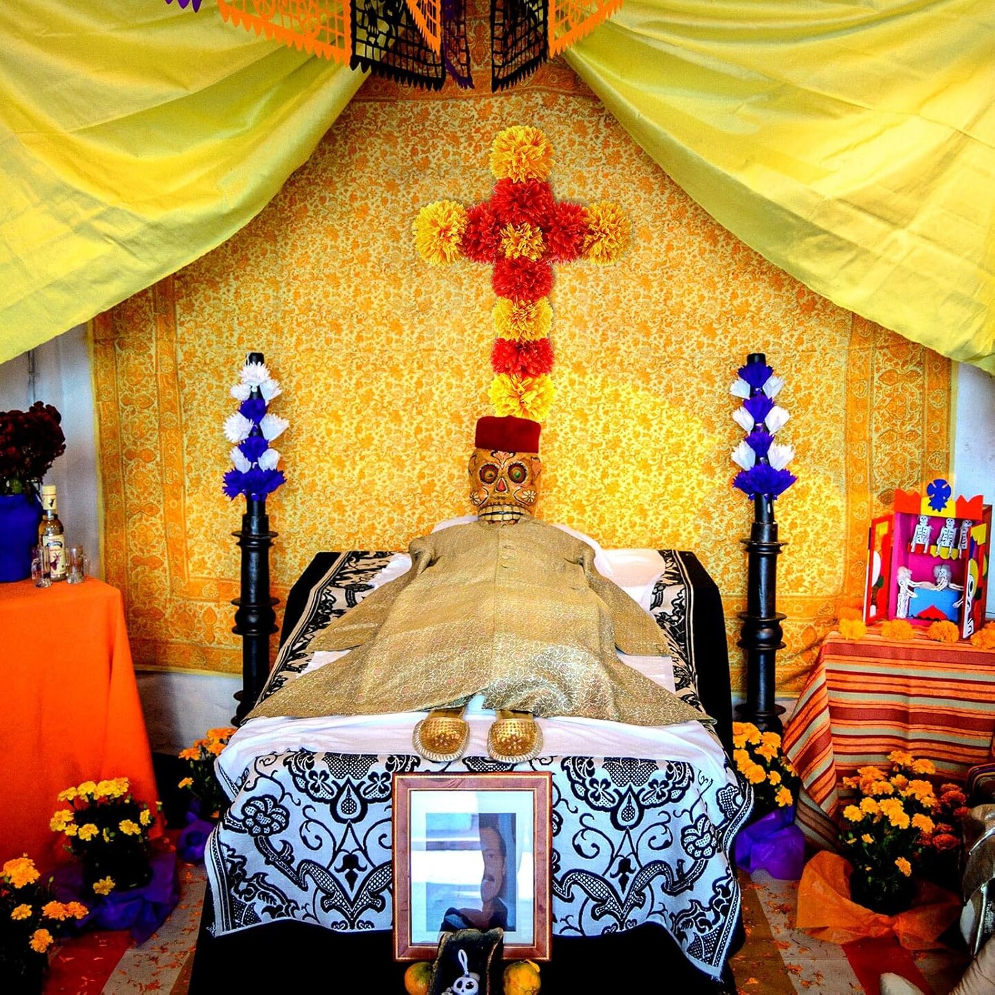 12 x 16 Inch Dia De Los Muertos Decorations (Orange and Yellow)