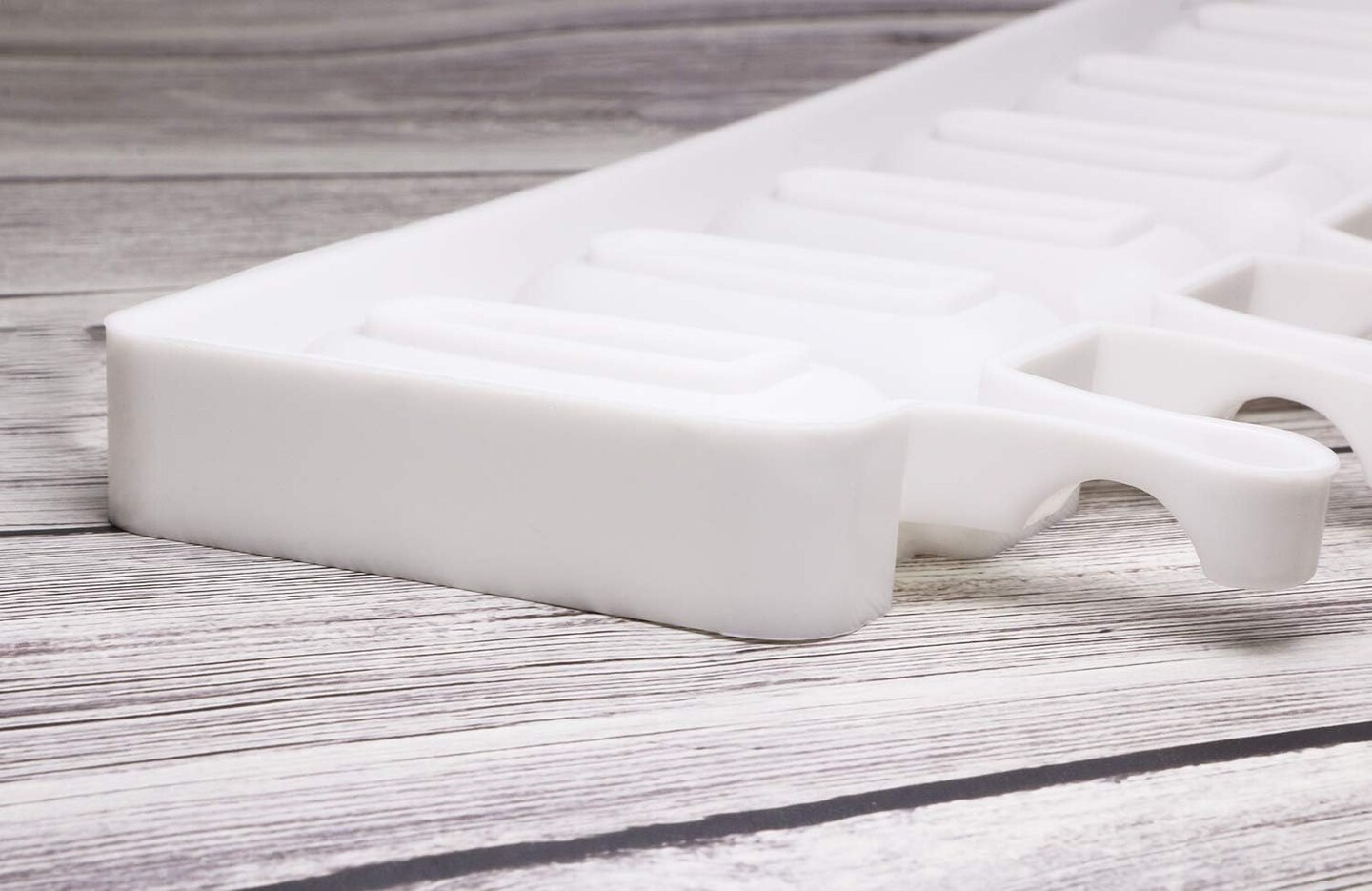 8- Cavities White Silicone Ice cream Bar Mold Reusable DIY Classic Shape Ice cream Makers with 50Pcs Wooden Sticks for Homemade Ice cream,1PCS