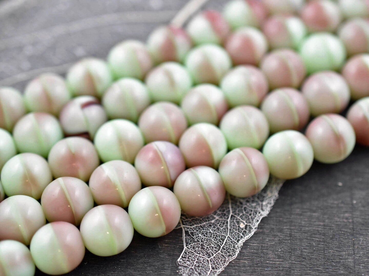 *15* 10mm Cranberry Mint Round Druk Beads