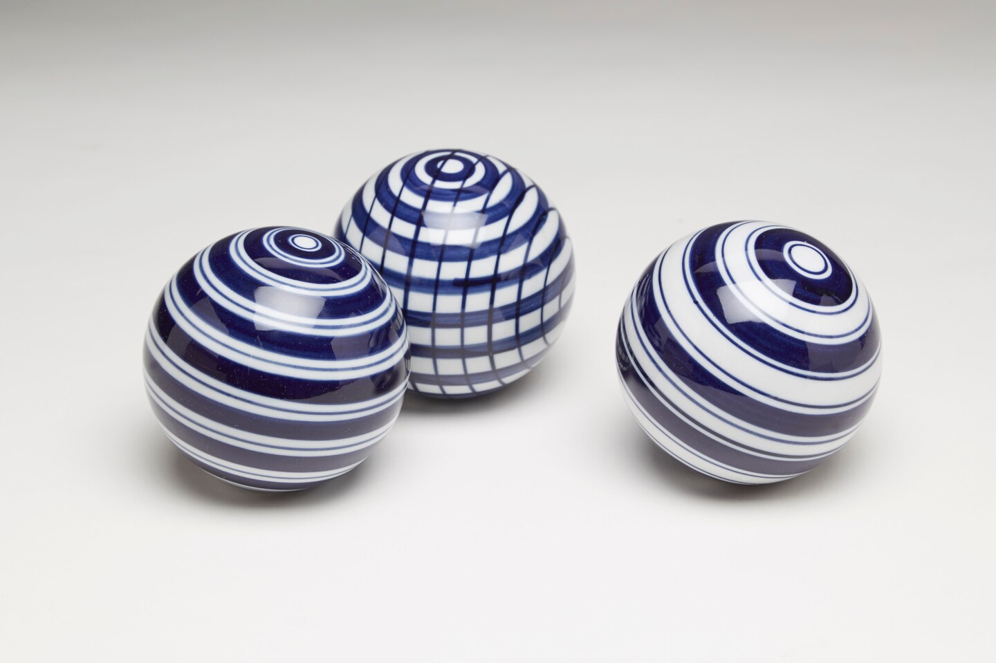 AA Importing 59876 Blue And White Porcelain Balls - Set Of 3