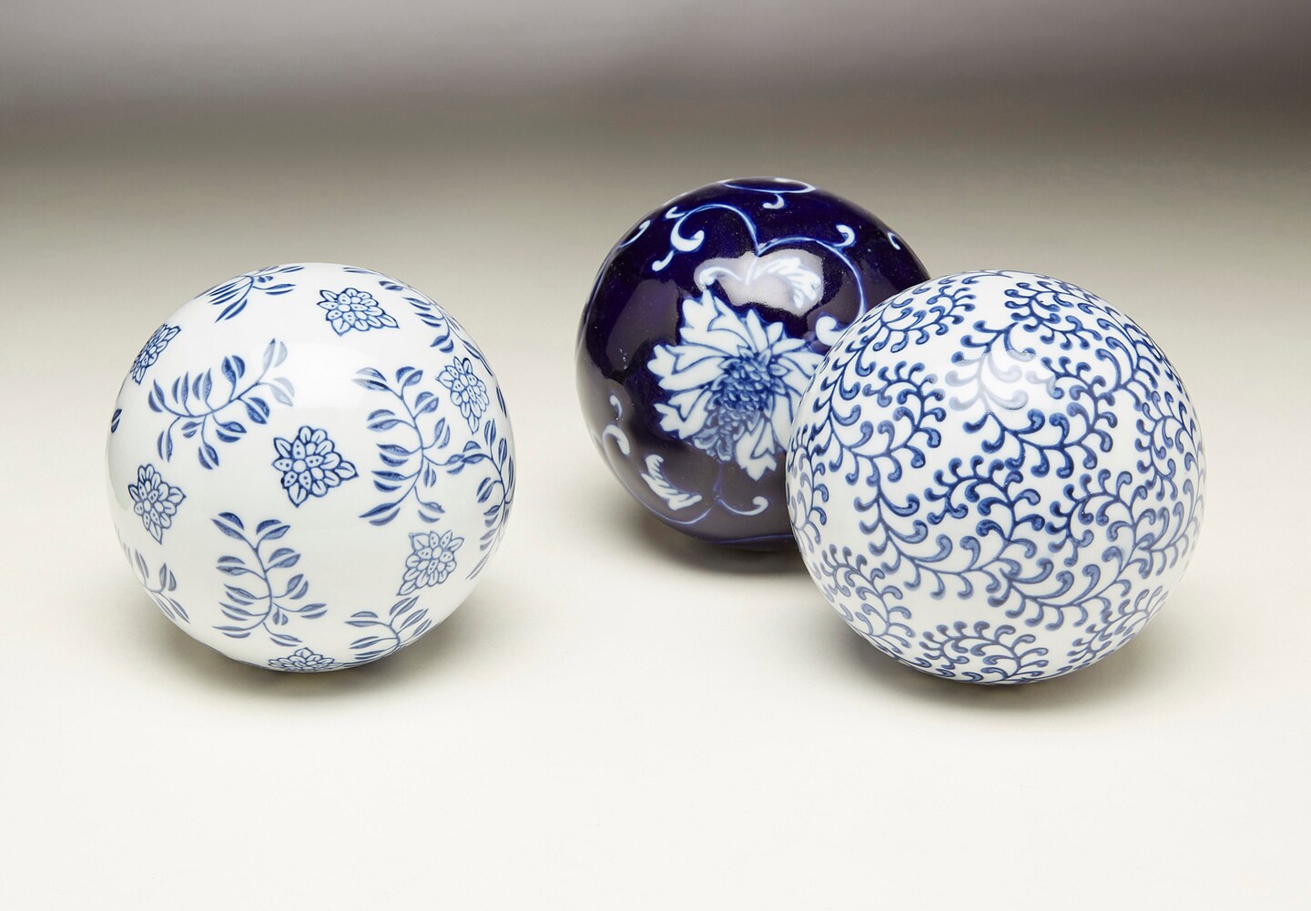 AA Importing 59814 Blue And White Porcelain Balls - Set Of 3
