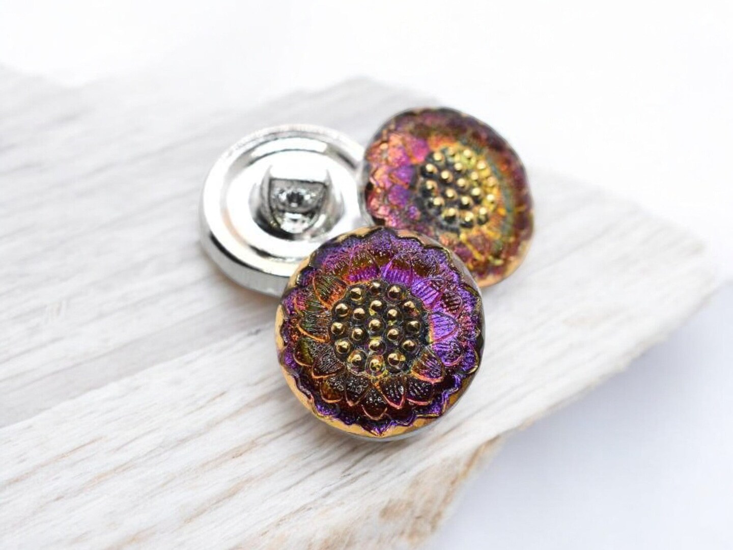 18mm Daisy Button Volcano with Gold Accents - Czech Glass Buttons