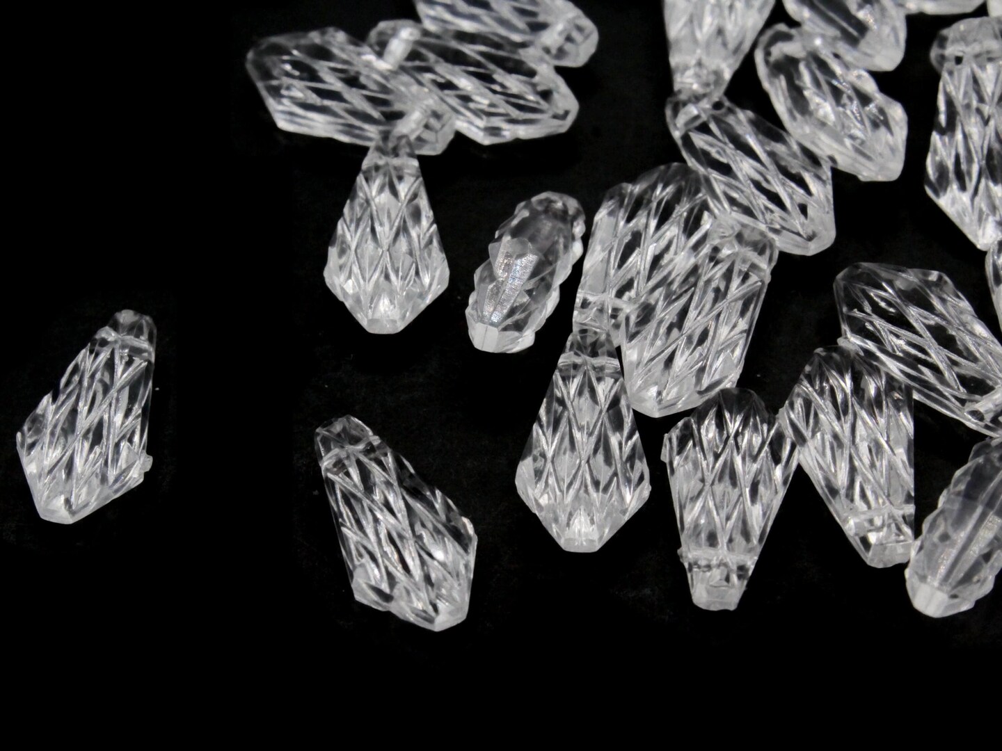 30 14mm Clear Vintage Plastic Scored Diamond Drop Beads