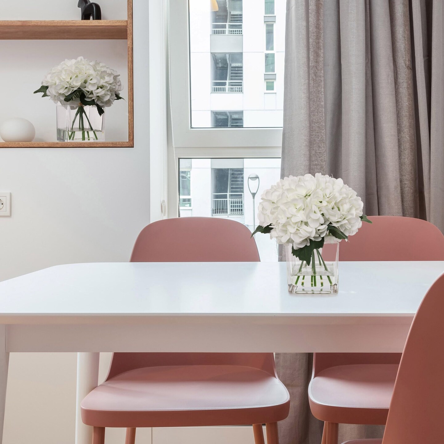 8-Pack White Hydrangea Arrangements | Faux Flowers in Glass Vases with Water Illusion – Bulk Elegant Home & Event Decor