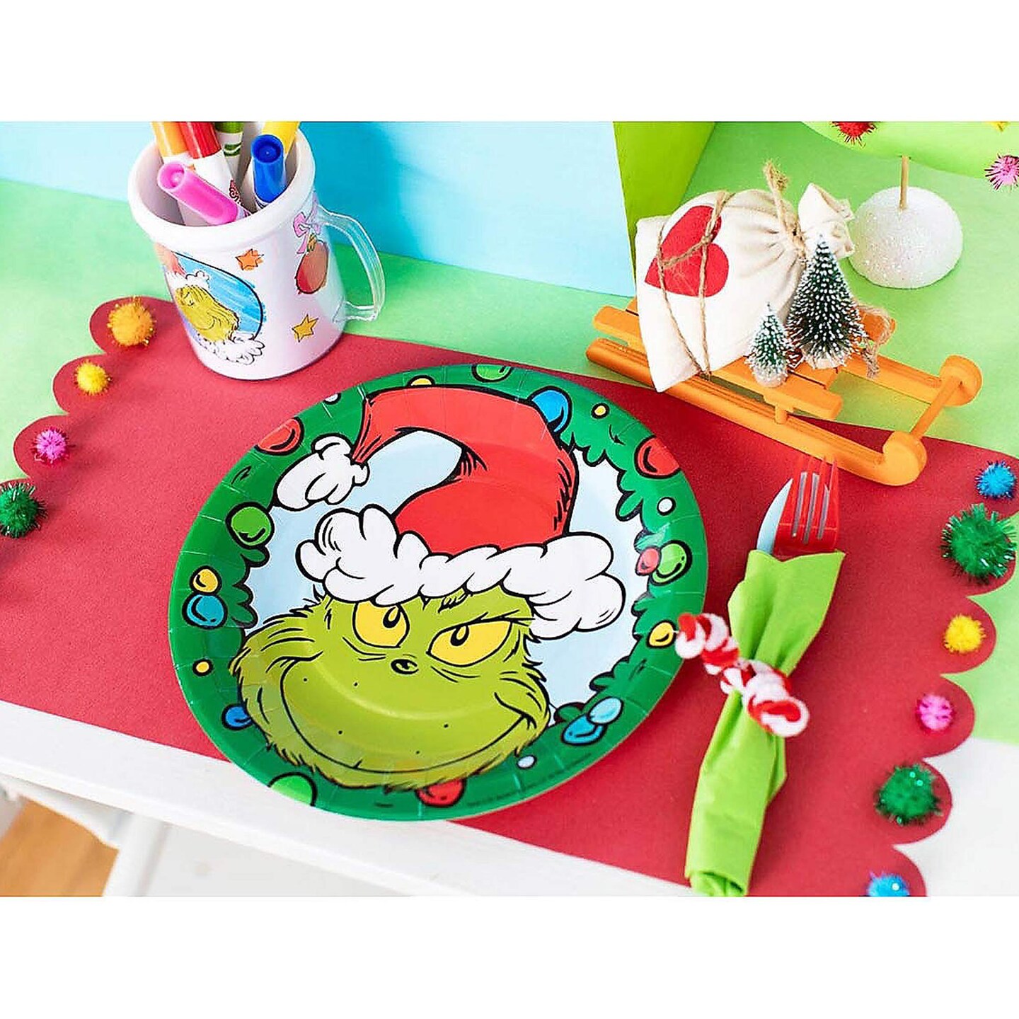 8 Count Grinch Themed Christmas Disposable Dinner Plates 9&#x22;