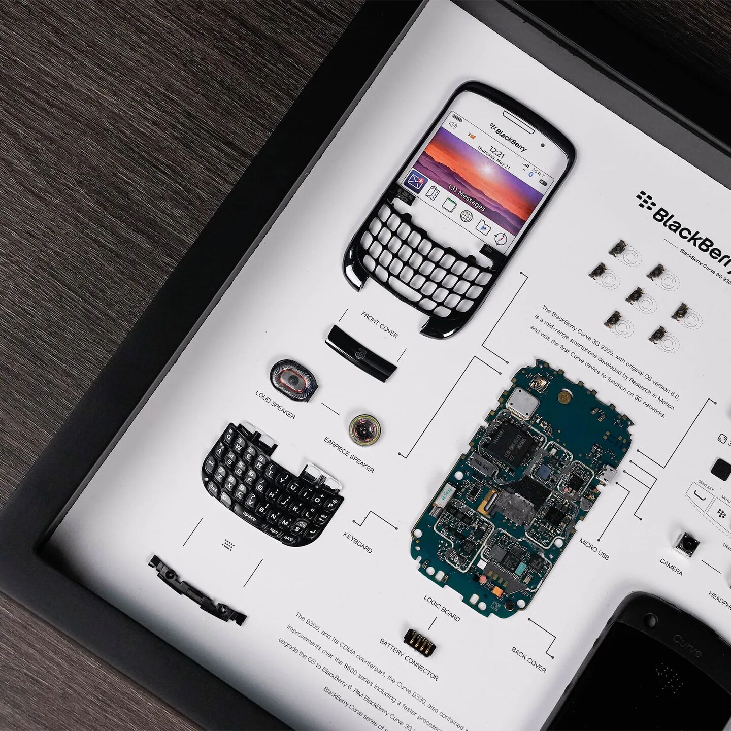 BlackBerry Curve 3G 9300 分解アート 額装品 Frame Blackberry Curve 9300 Disassembled Phone Teardown Artwork