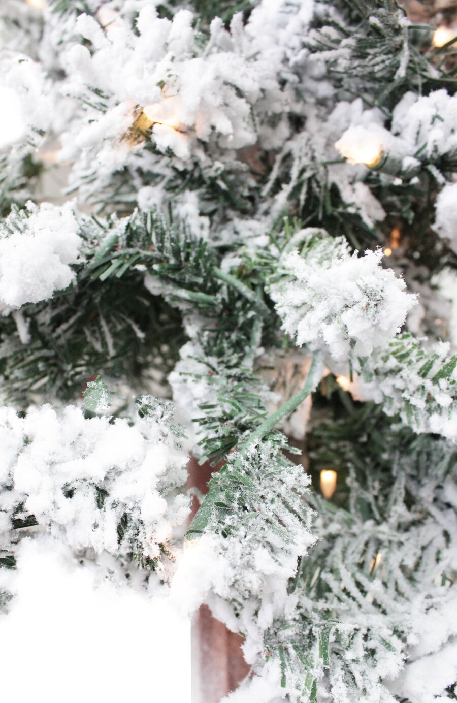 6&#x27; Prelit Snow Flocked Natural Alpine Tree