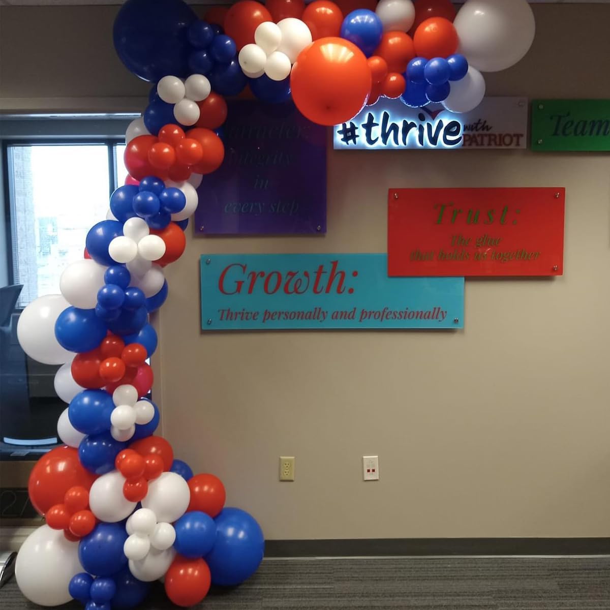 Blue Red White Balloons Arch Garland Kit, 147 Pcs Royal Blue Red White Confetti Blue Red Balloon for Graduation Birthday Party Decorations