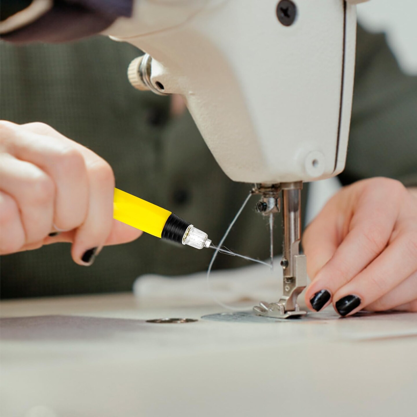 2 Pieces LED Needle Threader Sewing Tools Illuminated Threader Manual Threader with Light Sewing Machine Needle Threader(Batteries Included)