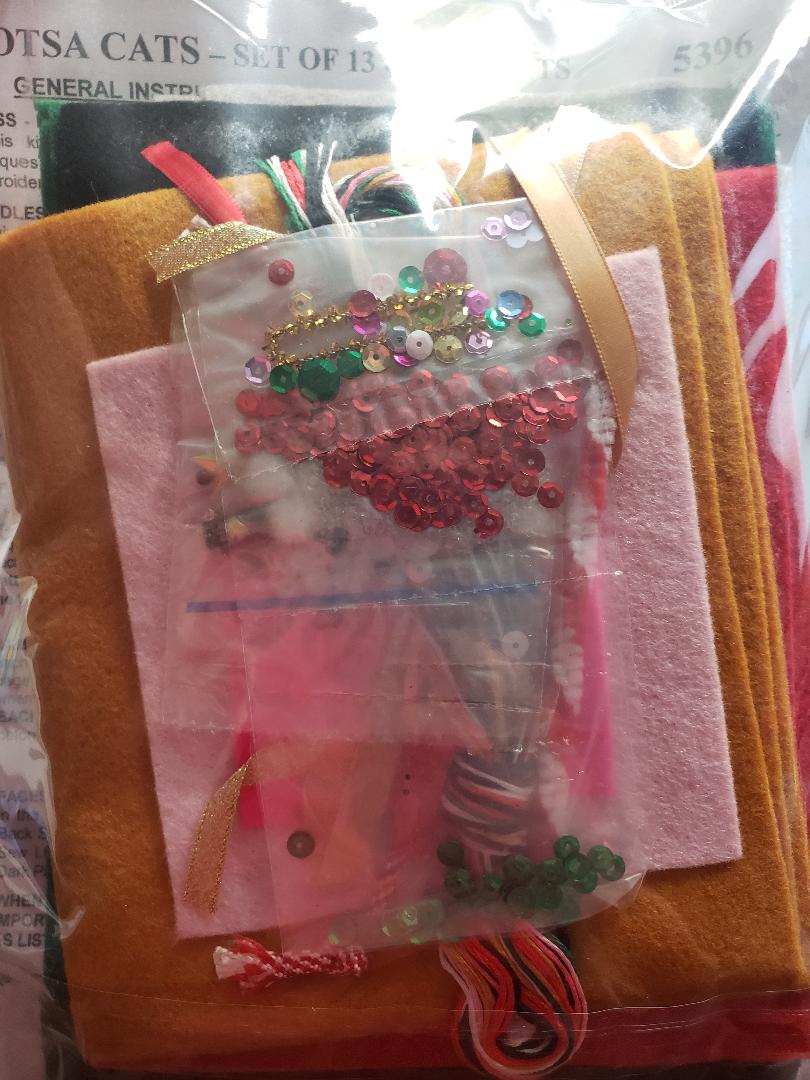 DIY Design Works Lots of Cats Kittens Christmas Holiday Felt Ornament Kit 5396