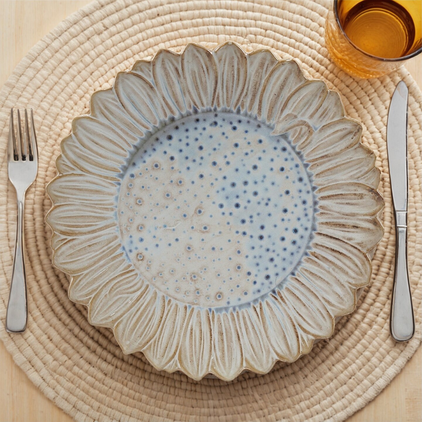 Hello Honey Flower-Shaped Stoneware Plate in Reactive Glaze, White and Blue Finish