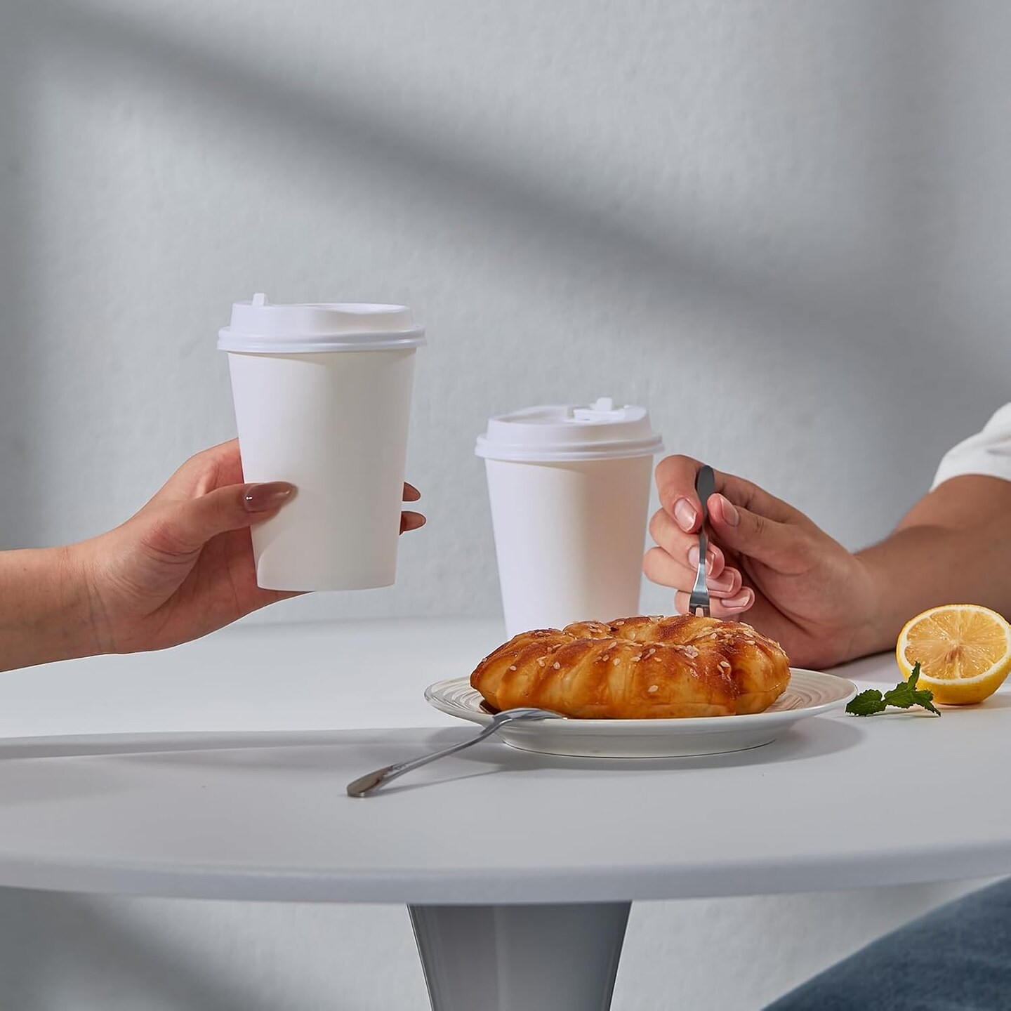 Paper Coffee Cups, Disposable Paper Coffee Cup with Lids, Hot/Cold Beverage Drinking Cup for Water, Juice or Tea, Suitable for Home, Shops and Cafes