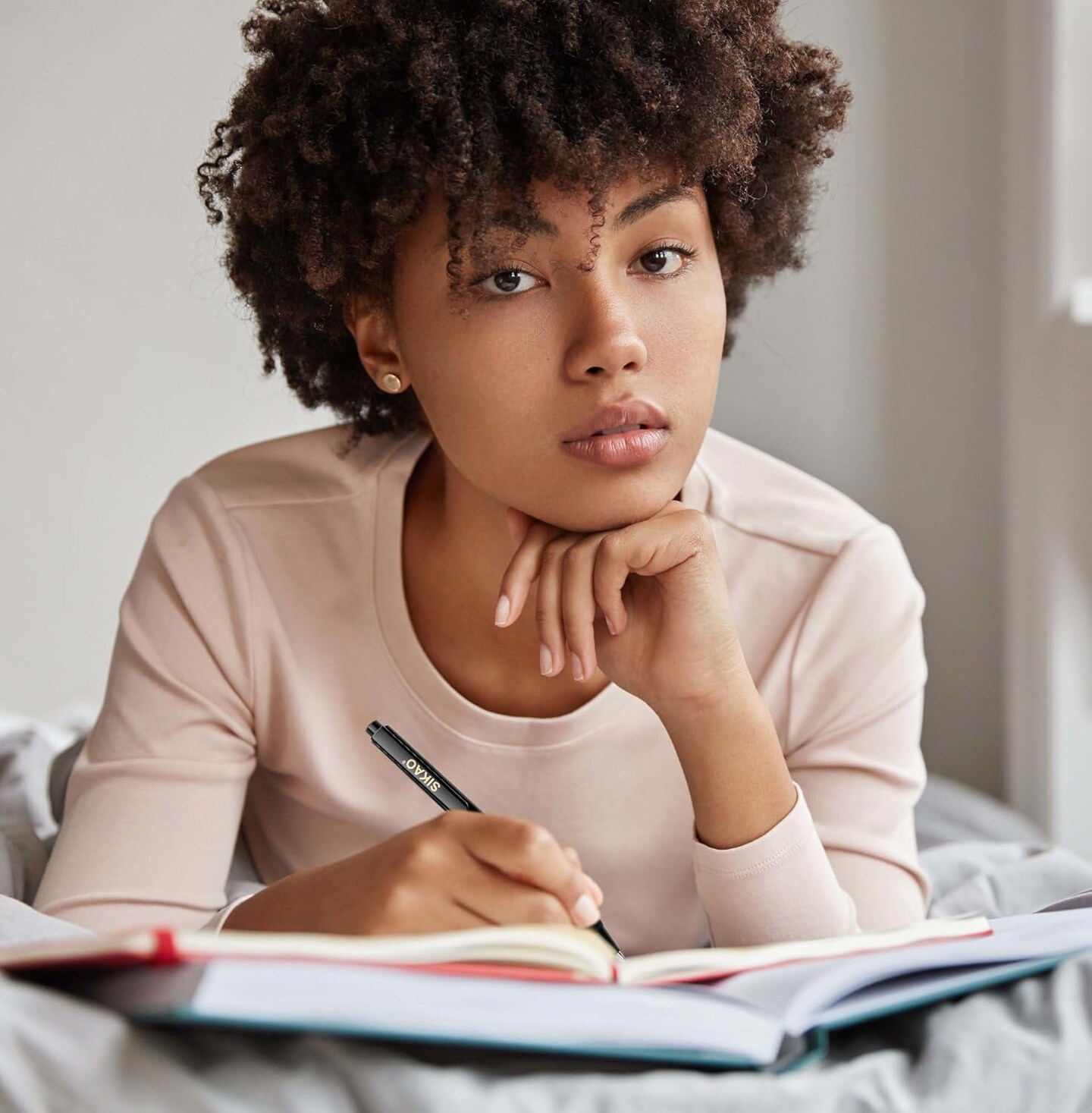 Gel Pens 12 Pack Premium Rollerball Gel Pens Black Ink Medium Point (0.7mm) Click Retractable Ballpoint Gel Pens Bulk Quick Dry Ink Super Soft Grip Smooth Writing for Journaling No Bleed