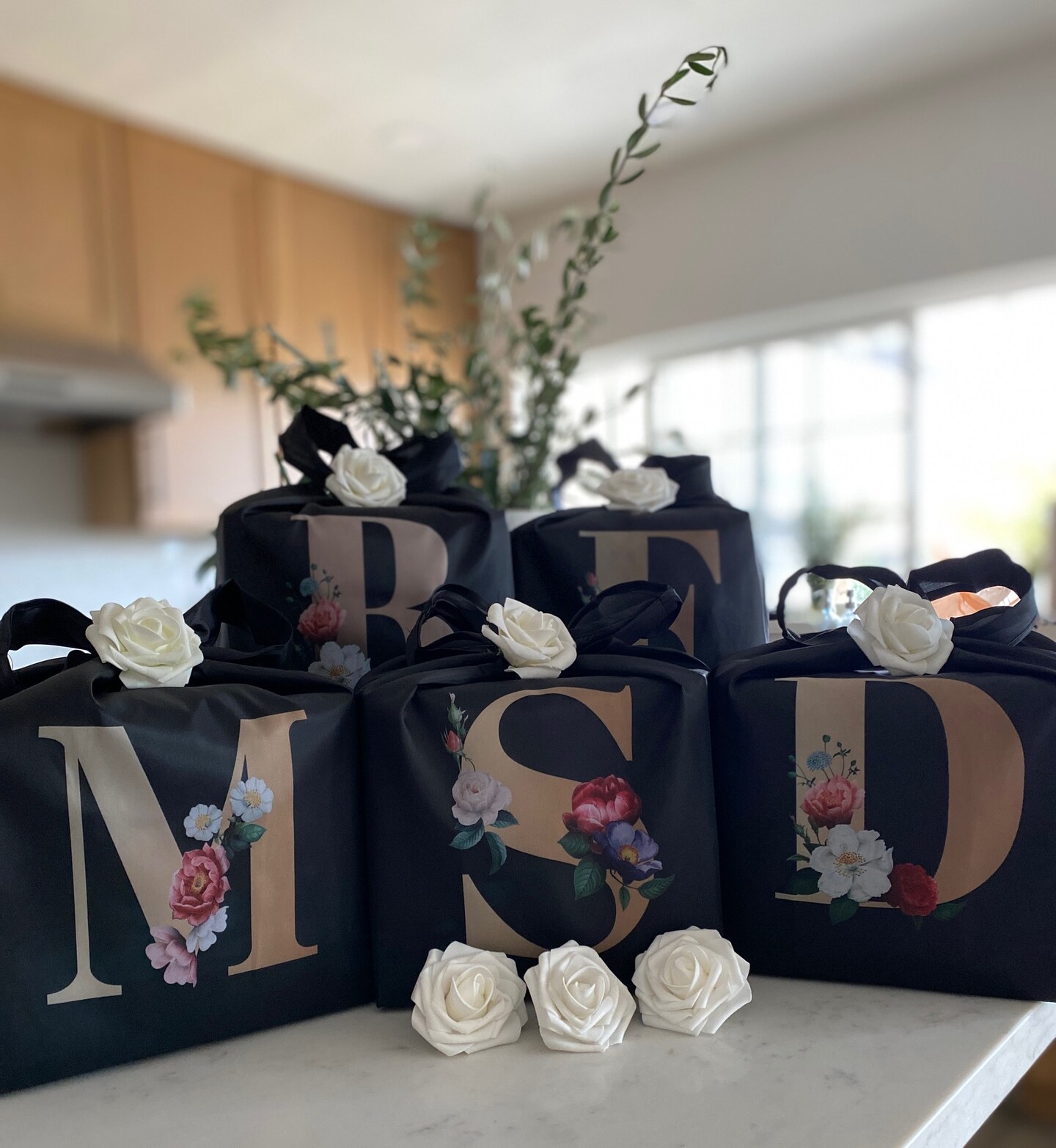 Wrapables Large & Small Nylon Reusable Grocery Bags, Initial Letter Tote Gift Bag for Wedding, Set of 2, Letter L