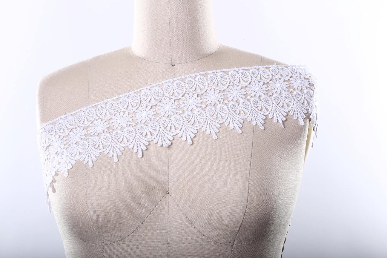 1 Yard Fabienne&#x27;s Ivory Venice Lace Trim With Flowers Hearts And Leaves 4&#x22; Wide