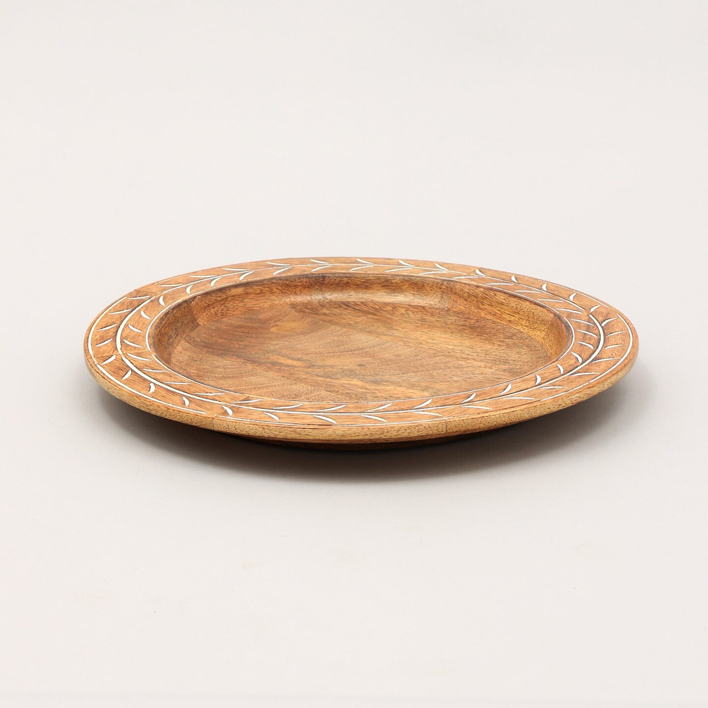 Handcrafted Natural Wood Charger Plate &#x2013; Eco-Friendly Rustic 13-Inch Dinnerware Accent