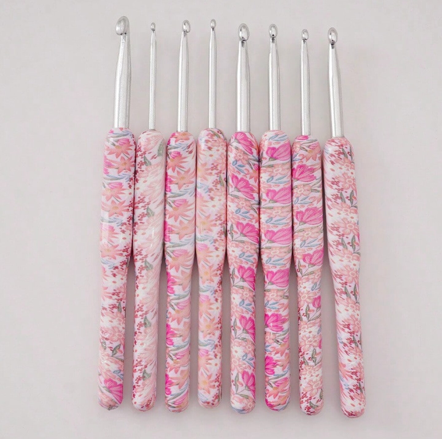 8PCS Crochet Hooks Set – 2.5mm to 6mm – Pink Handle Ergonomic Crochet Hook Needles for Beginners – DIY Crocheting & Knitting for Sweaters, Scarves & More