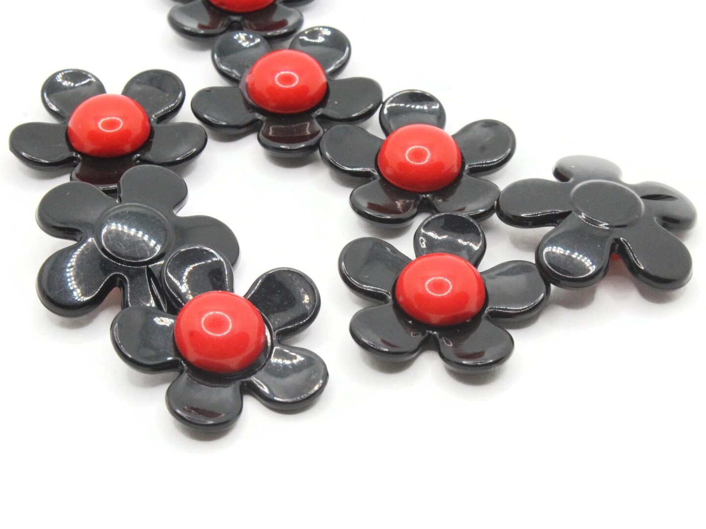 8 27mm Black and Red Daisy Flower Large Plastic Beads
