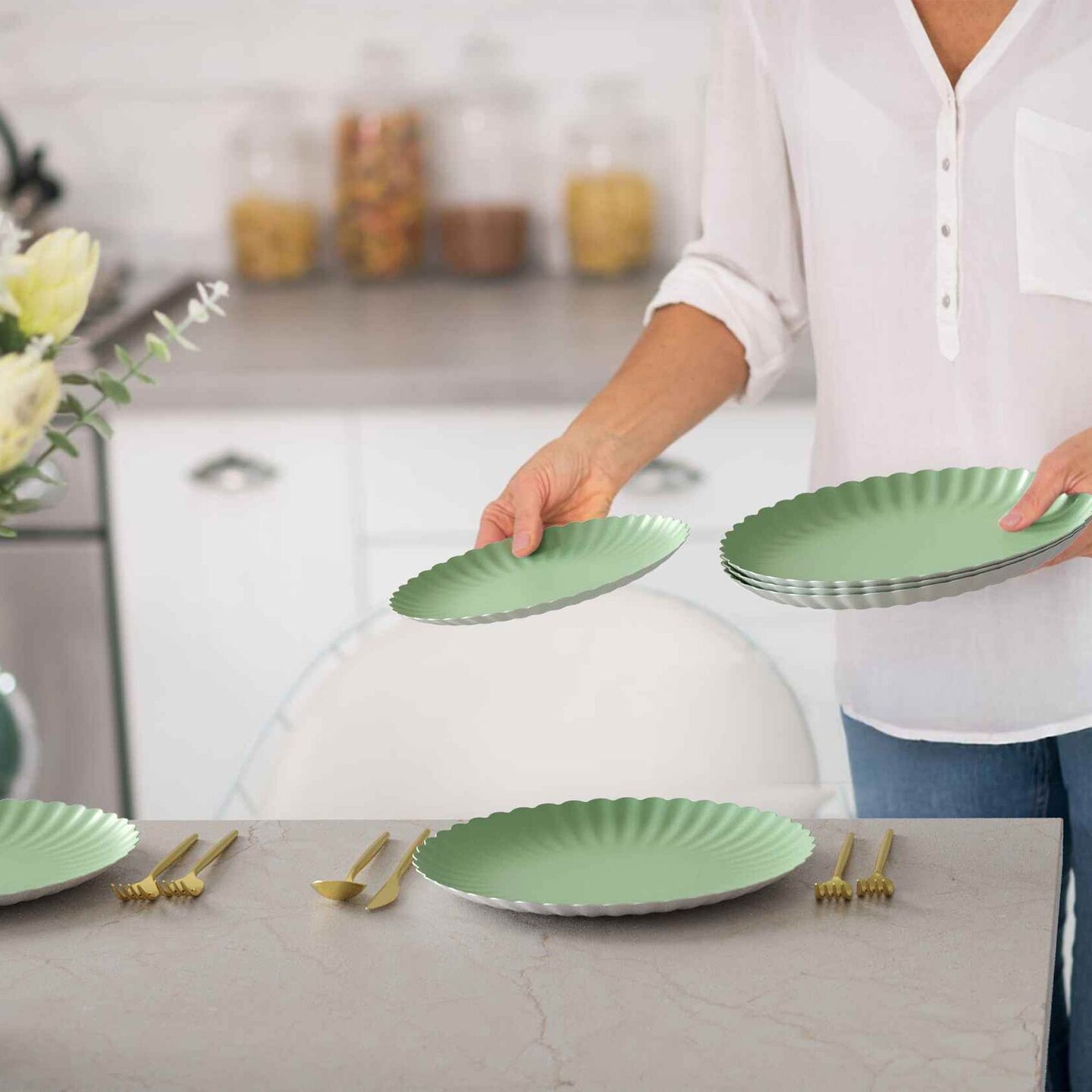 10 Count Scalloped Matcha Green Paper Plates for Stylish Party Dining and Events 10.5 Inch