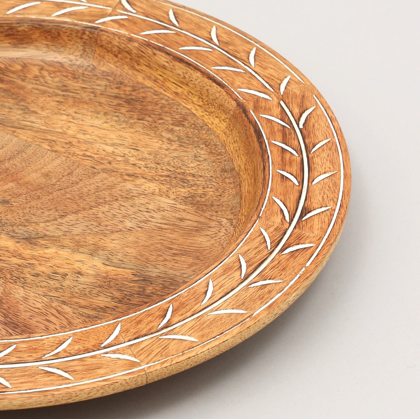 Handcrafted Natural Wood Charger Plate &#x2013; Eco-Friendly Rustic 13-Inch Dinnerware Accent