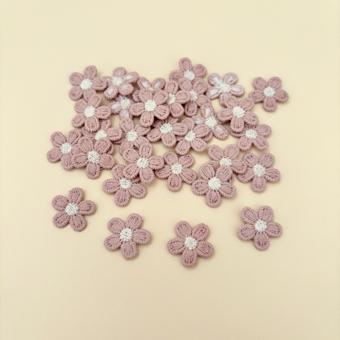 HC-16 Heartfelt Patchwork Daisy 未使用 Dusty Pink Mini Daisy 15mm 15pcs,Floral Applique Sew on