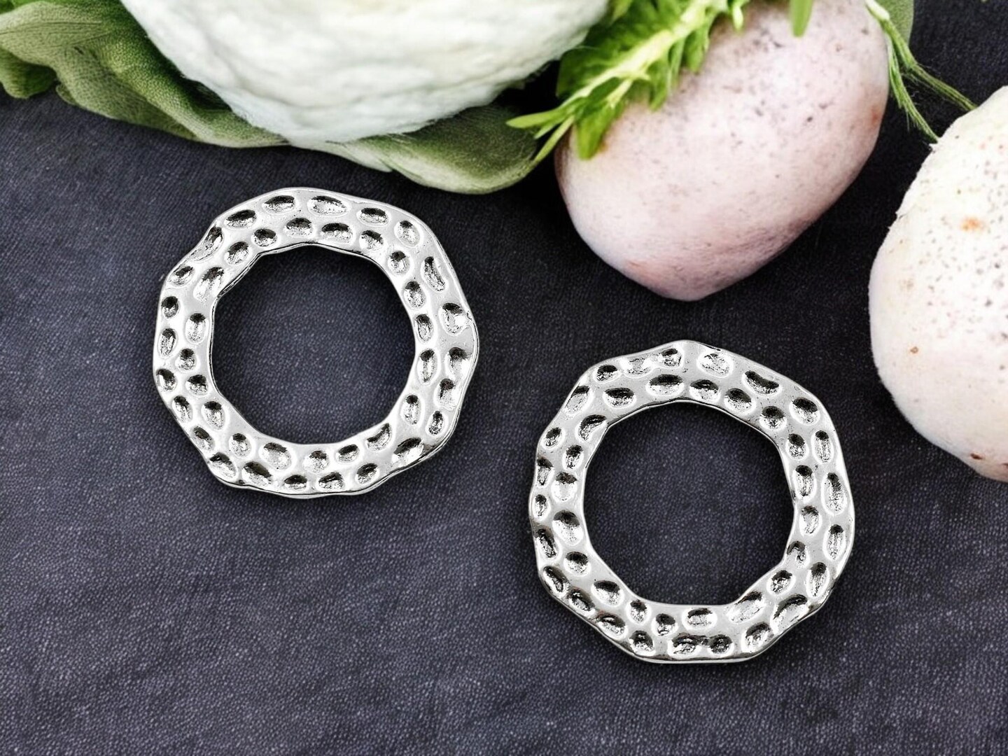 *2* 38mm Antique Silver Hammered Round Link Rings