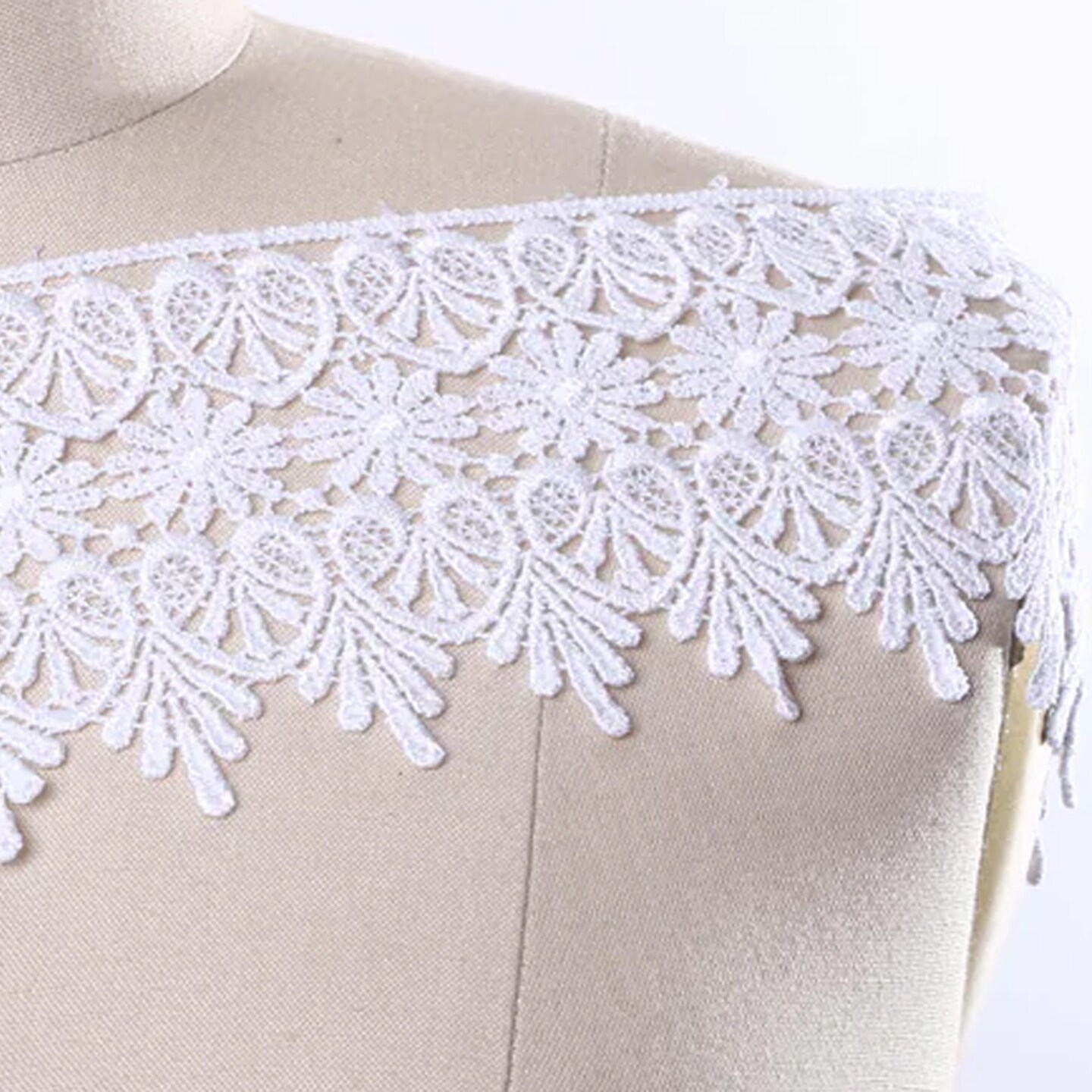 1 Yard Fabienne&#x27;s Ivory Venice Lace Trim With Flowers Hearts And Leaves 4&#x22; Wide