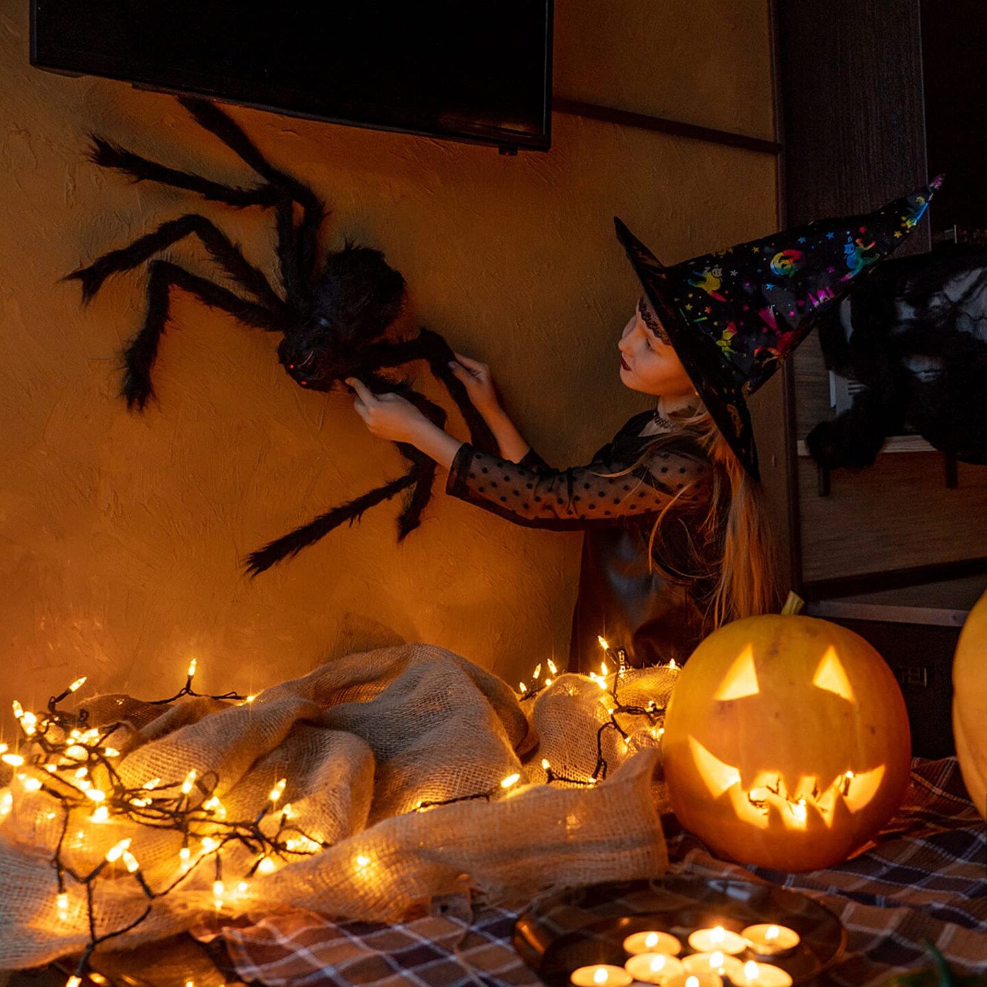 6 Pieces Halloween Spider Decorations, Realistic Large Scary Spider Decoration for Home Giant Spiders Props for Indoor Outdoor Party Decorations