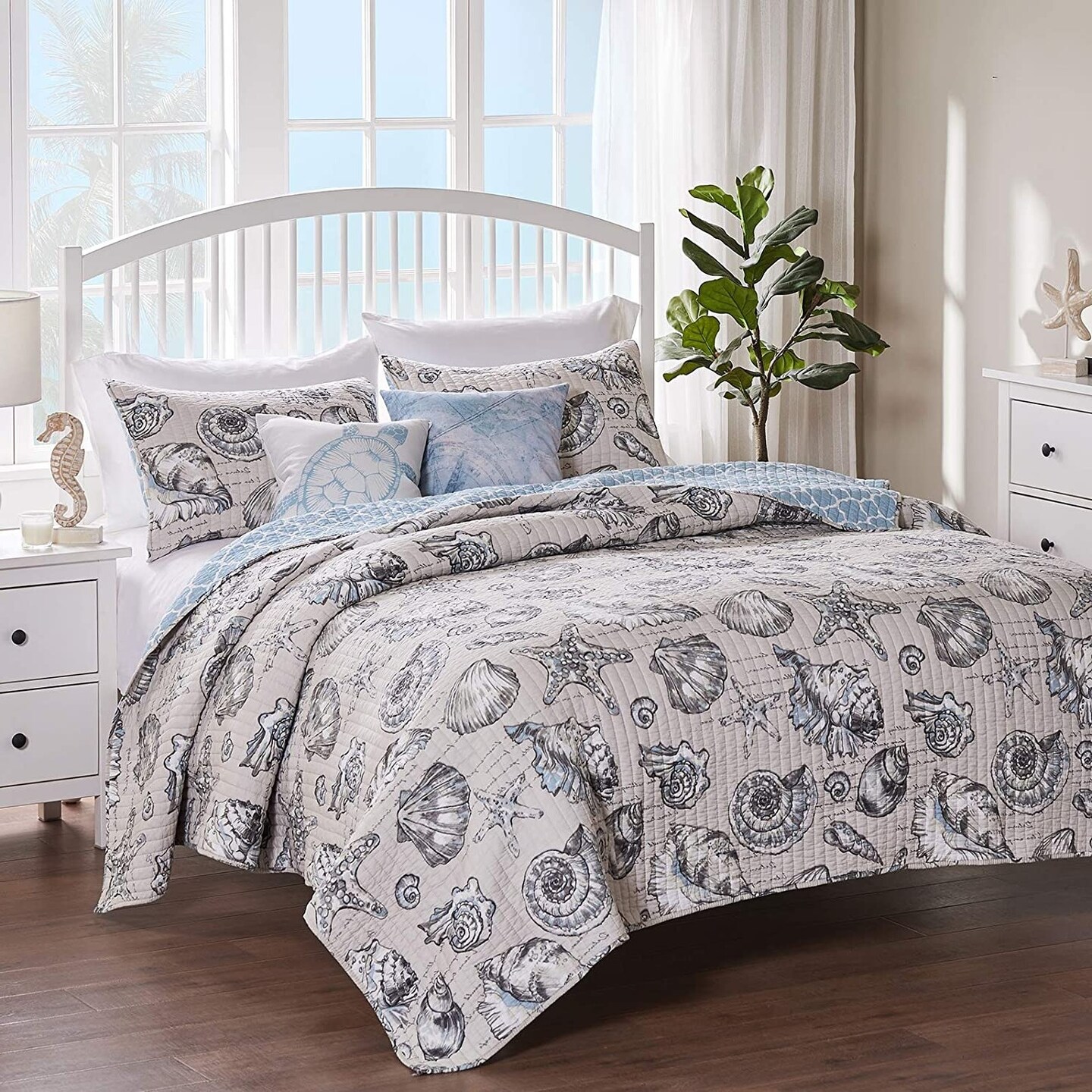 Oversized 3-Piece Microfiber Coastal Quilt Set with Beach Shells and Reversible Design