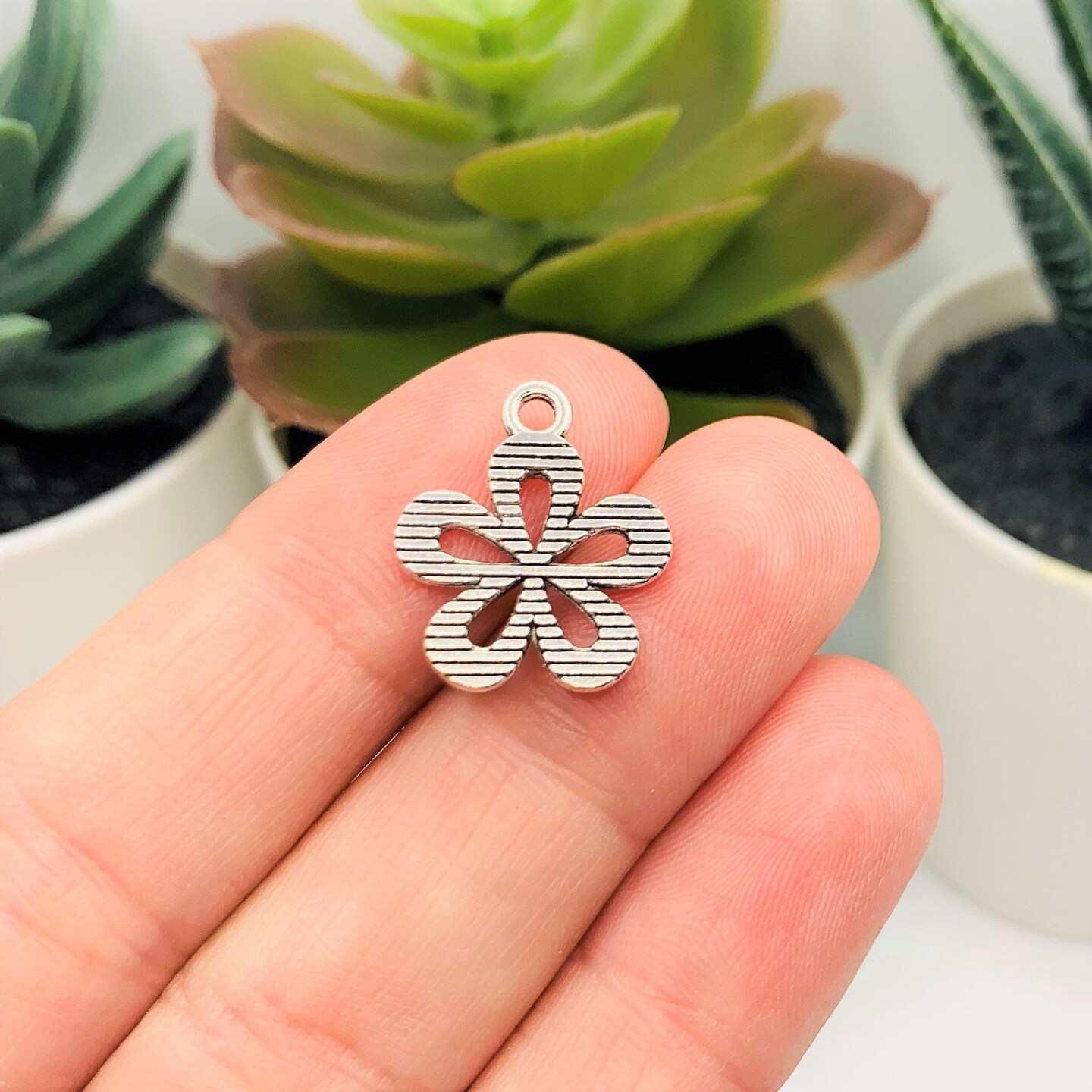 4, 20 or 50 Pieces: Silver Daisy Flower Charms