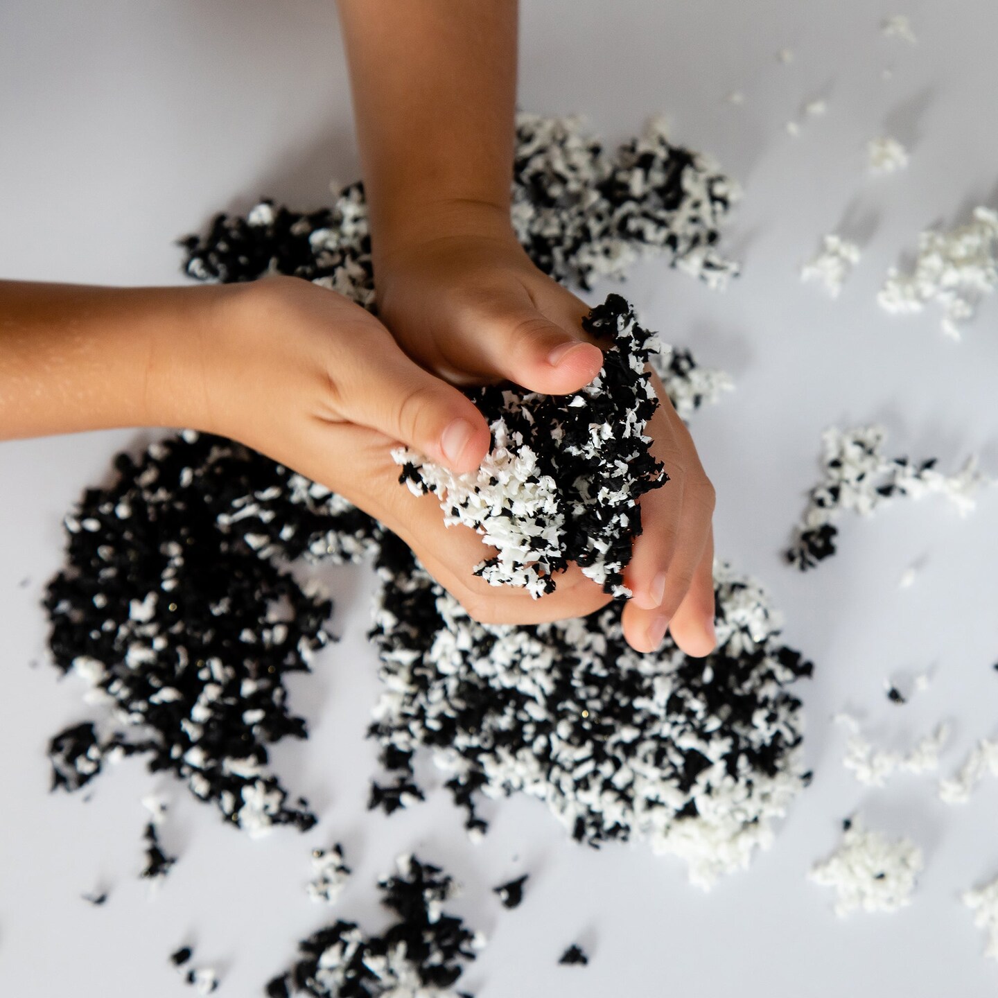 Playfoam&#xAE; Pluffle&#x2122; Twist Black &#x26; White